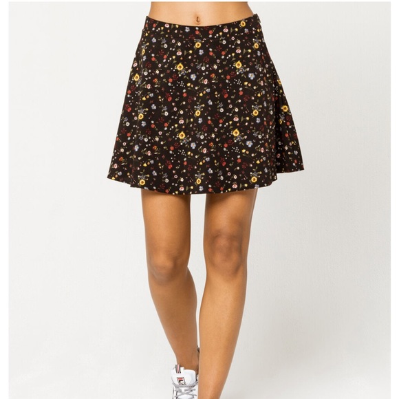 IVY & MAIN Floral A-Line Mini Skirt - Picture 4 of 8